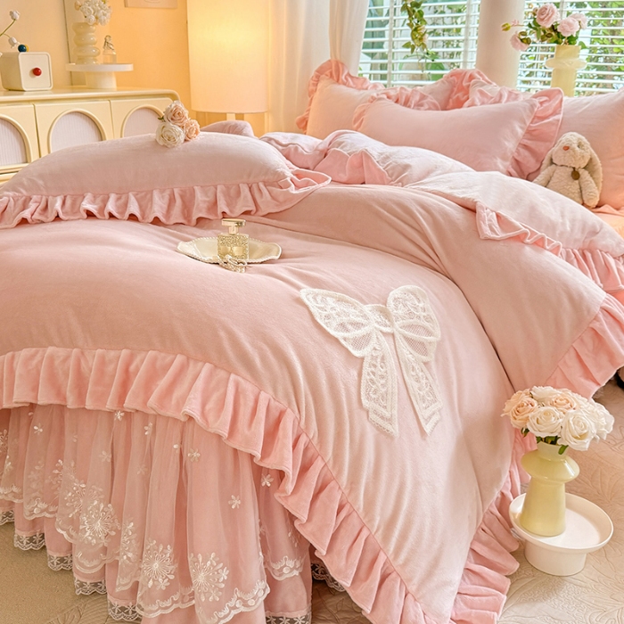 91家纺网 家纺一手货源 找家纺 漫布云2025秋冬新品230g全消光韩版花边牛奶绒床裙款四件套刺绣蕾丝花边床罩款四件套  甜心—樱花粉