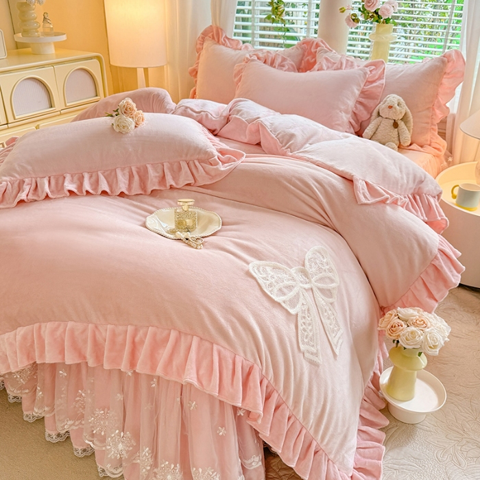 91家纺网 家纺一手货源 找家纺 漫布云2025秋冬新品230g全消光韩版花边牛奶绒床裙款四件套刺绣蕾丝花边床罩款四件套  甜心—樱花粉