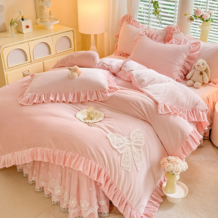 91家纺网 家纺一手货源 找家纺 漫布云2025秋冬新品230g全消光韩版花边牛奶绒床裙款四件套刺绣蕾丝花边床罩款四件套  甜心—樱花粉