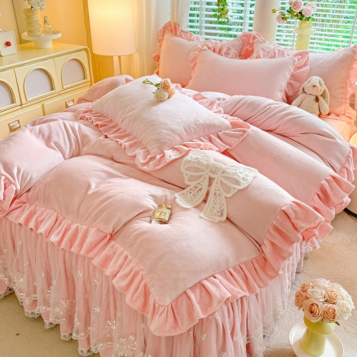 91家纺网 家纺一手货源 找家纺 漫布云2025秋冬新品230g全消光韩版花边牛奶绒床裙款四件套刺绣蕾丝花边床罩款四件套  甜心—樱花粉