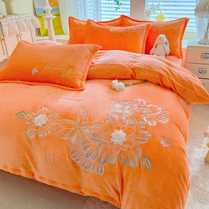 91家纺网 家纺一手货源 找家纺 漫布云2025大版花卉牛奶绒四件套小香风高克重加厚兔毛绒240g牛奶绒工艺款刺绣花四件套婴儿宝宝兔兔绒法莱金貂绒刺绣花四件套 梦露—樱花粉