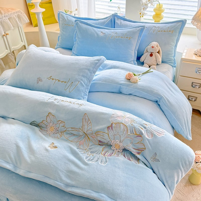 91家纺网 家纺一手货源 找家纺 漫布云2025大版花卉牛奶绒四件套小香风高克重加厚兔毛绒240g牛奶绒工艺款刺绣花四件套婴儿宝宝兔兔绒法莱金貂绒刺绣花四件套 梦露—婴儿蓝 