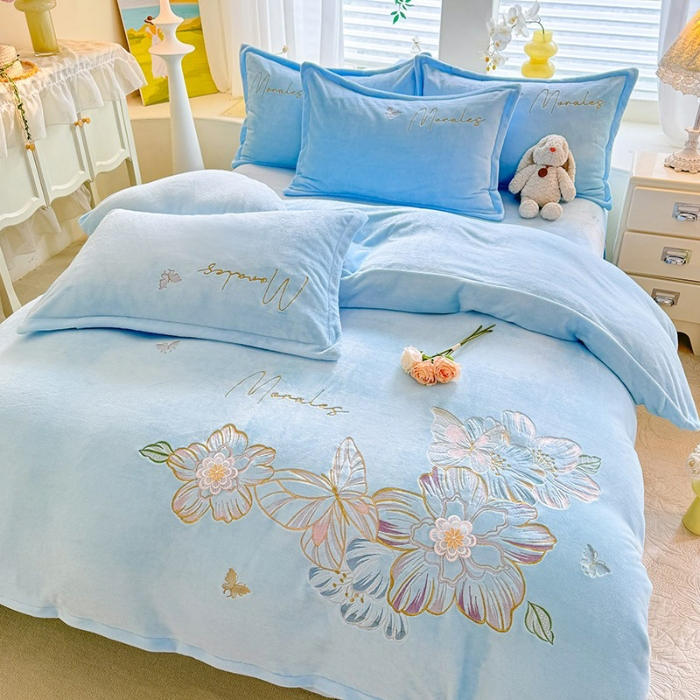 91家纺网 家纺一手货源 找家纺 漫布云2025大版花卉牛奶绒四件套小香风高克重加厚兔毛绒240g牛奶绒工艺款刺绣花四件套婴儿宝宝兔兔绒法莱金貂绒刺绣花四件套 梦露—婴儿蓝 