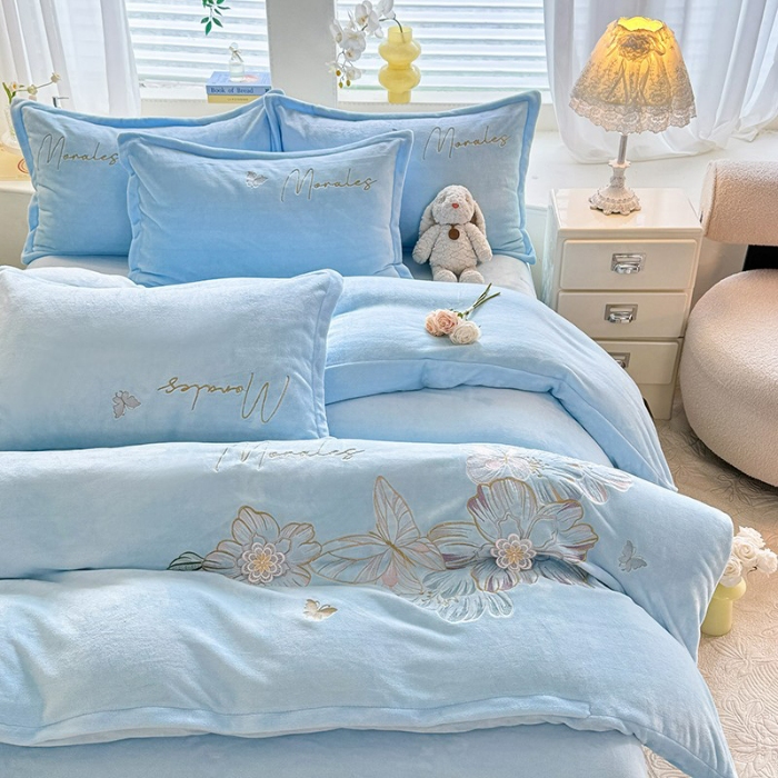 91家纺网 家纺一手货源 找家纺 漫布云2025大版花卉牛奶绒四件套小香风高克重加厚兔毛绒240g牛奶绒工艺款刺绣花四件套婴儿宝宝兔兔绒法莱金貂绒刺绣花四件套 梦露—婴儿蓝 