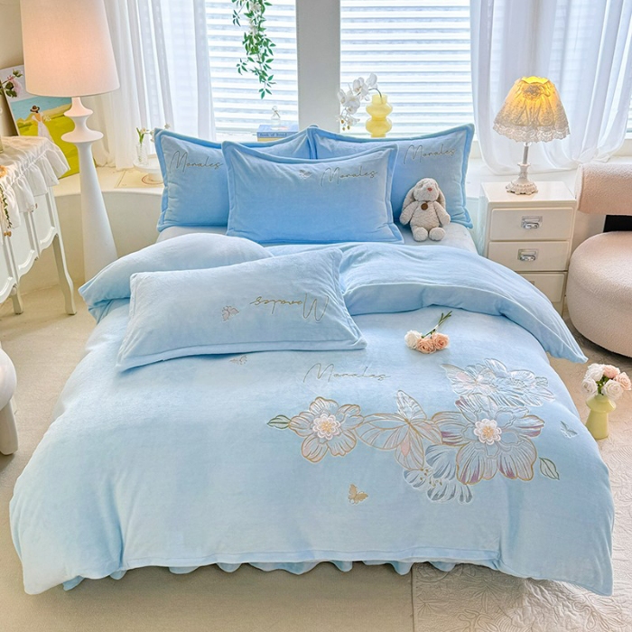 91家纺网 家纺一手货源 找家纺 漫布云2025大版花卉牛奶绒四件套小香风高克重加厚兔毛绒240g牛奶绒工艺款刺绣花四件套婴儿宝宝兔兔绒法莱金貂绒刺绣花四件套 梦露—婴儿蓝 