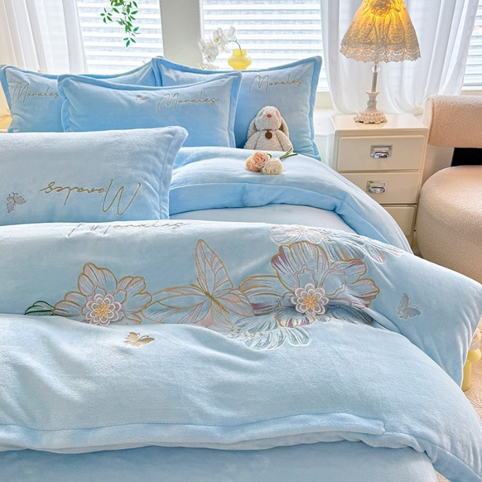 91家纺网 家纺一手货源 找家纺 漫布云2025大版花卉牛奶绒四件套小香风高克重加厚兔毛绒240g牛奶绒工艺款刺绣花四件套婴儿宝宝兔兔绒法莱金貂绒刺绣花四件套 梦露—婴儿蓝 