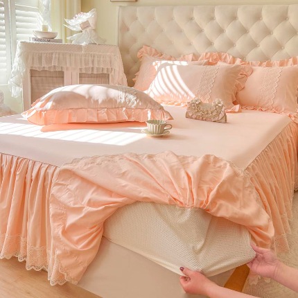 91家纺网 家纺一手货源 找家纺 （总）恋尚 2025新款60贡缎长绒棉床笠裙款三件套-赫朵