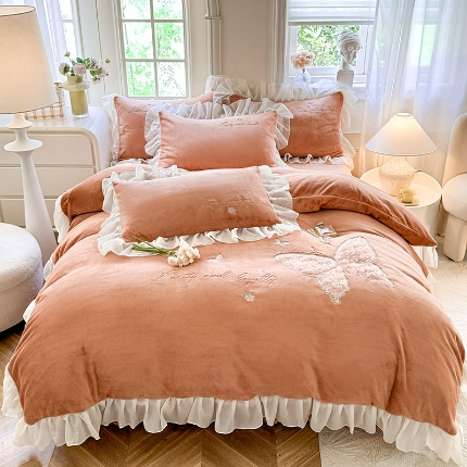 91家纺网 家纺一手货源 找家纺 （总）2025秋冬新款230g法式公主粉少女心牛奶绒四件套法莱绒金貂绒兔兔绒牛奶绒床裙款四件套蝴蝶花床盖款四件套