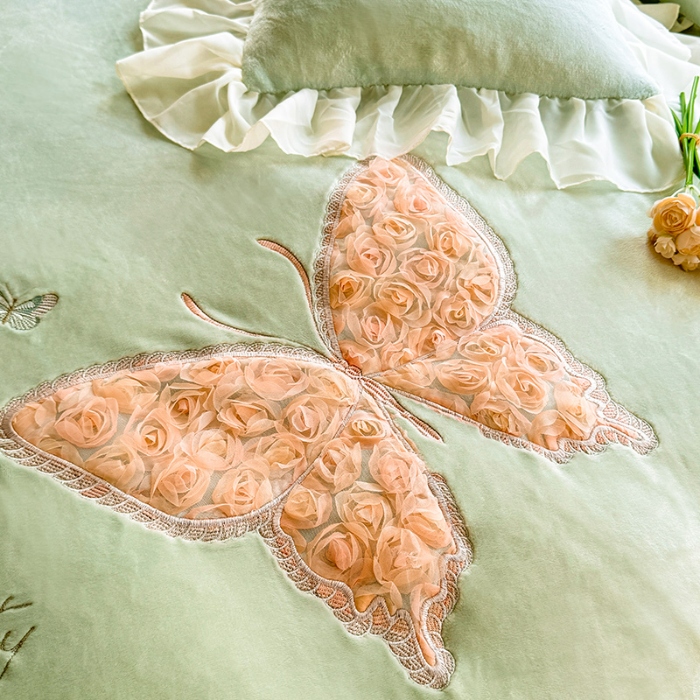 91家纺网 家纺一手货源 找家纺 2025秋冬新款230g法式公主粉少女心牛奶绒四件套法莱绒金貂绒兔兔绒牛奶绒床裙款四件套蝴蝶花床盖款四件套 蝶恋花—新芽绿 