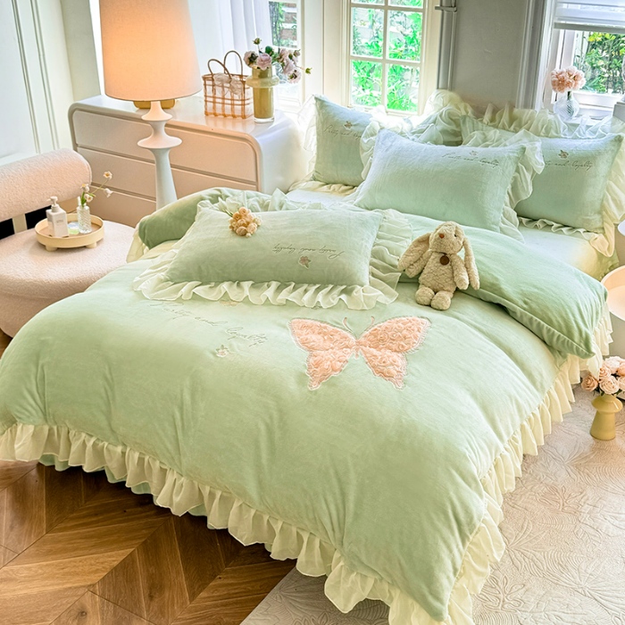 91家纺网 家纺一手货源 找家纺 2025秋冬新款230g法式公主粉少女心牛奶绒四件套法莱绒金貂绒兔兔绒牛奶绒床裙款四件套蝴蝶花床盖款四件套 蝶恋花—新芽绿 