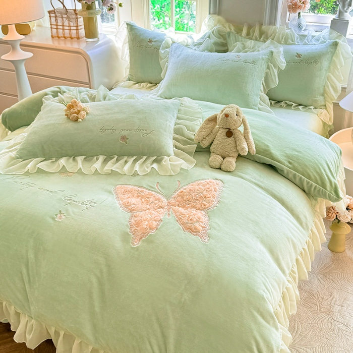 91家纺网 家纺一手货源 找家纺 2025秋冬新款230g法式公主粉少女心牛奶绒四件套法莱绒金貂绒兔兔绒牛奶绒床裙款四件套蝴蝶花床盖款四件套 蝶恋花—新芽绿 