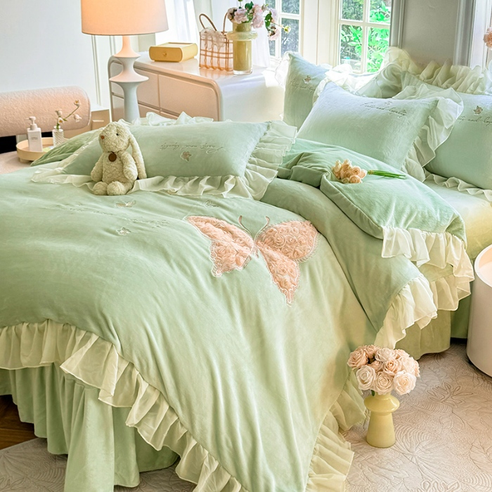 91家纺网 家纺一手货源 找家纺 2025秋冬新款230g法式公主粉少女心牛奶绒四件套法莱绒金貂绒兔兔绒牛奶绒床裙款四件套蝴蝶花床盖款四件套 蝶恋花—新芽绿 