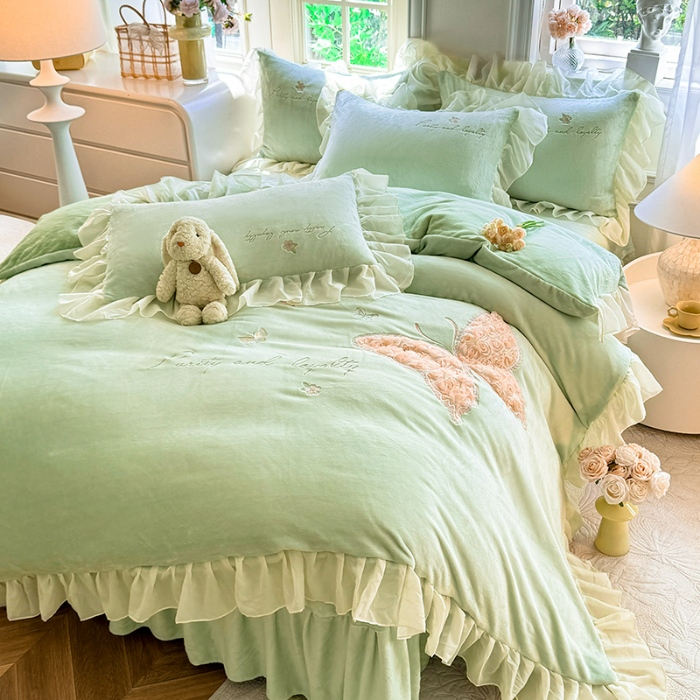 91家纺网 家纺一手货源 找家纺 2025秋冬新款230g法式公主粉少女心牛奶绒四件套法莱绒金貂绒兔兔绒牛奶绒床裙款四件套蝴蝶花床盖款四件套 蝶恋花—新芽绿 