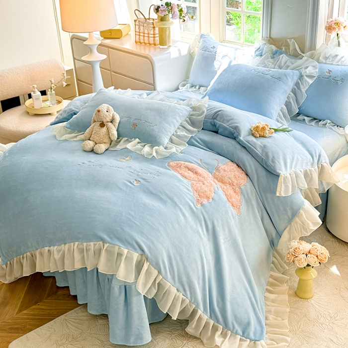 91家纺网 家纺一手货源 找家纺 2025秋冬新款230g法式公主粉少女心牛奶绒四件套法莱绒金貂绒兔兔绒牛奶绒床裙款四件套蝴蝶花床盖款四件套  蝶恋花—婴儿蓝