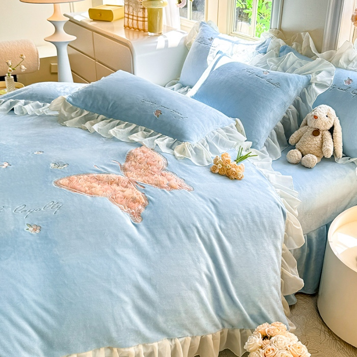 91家纺网 家纺一手货源 找家纺 2025秋冬新款230g法式公主粉少女心牛奶绒四件套法莱绒金貂绒兔兔绒牛奶绒床裙款四件套蝴蝶花床盖款四件套  蝶恋花—婴儿蓝
