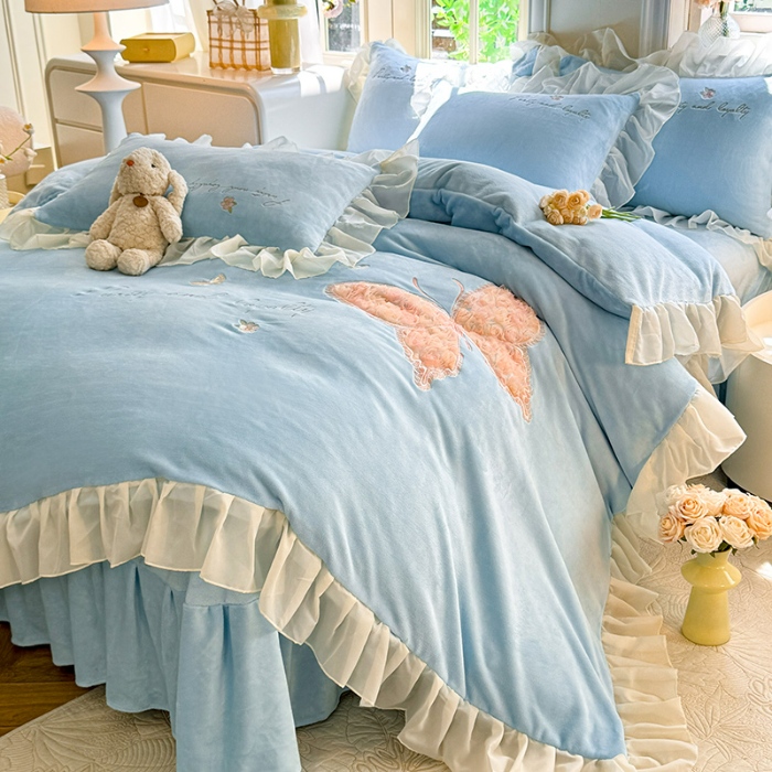 91家纺网 家纺一手货源 找家纺 2025秋冬新款230g法式公主粉少女心牛奶绒四件套法莱绒金貂绒兔兔绒牛奶绒床裙款四件套蝴蝶花床盖款四件套  蝶恋花—婴儿蓝