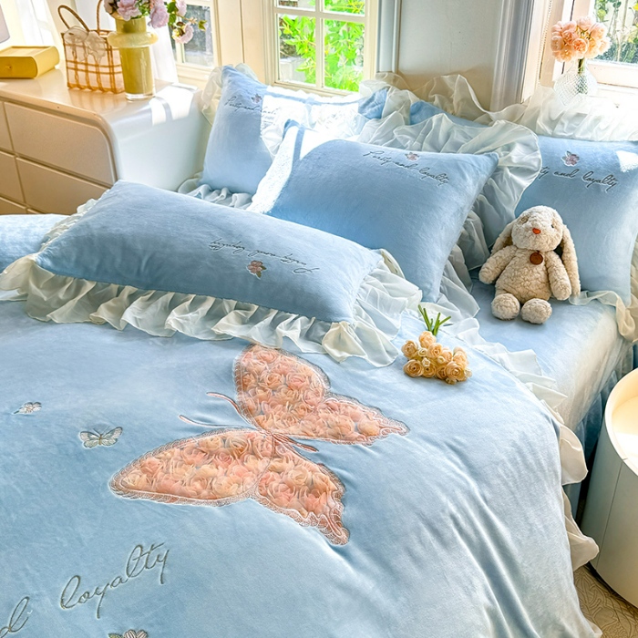 91家纺网 家纺一手货源 找家纺 2025秋冬新款230g法式公主粉少女心牛奶绒四件套法莱绒金貂绒兔兔绒牛奶绒床裙款四件套蝴蝶花床盖款四件套  蝶恋花—婴儿蓝
