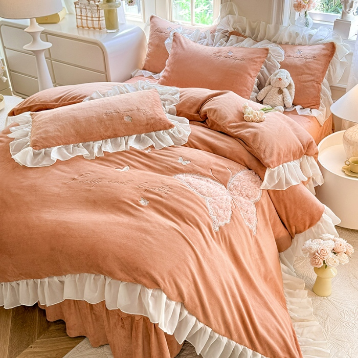 91家纺网 家纺一手货源 找家纺 2025秋冬新款230g法式公主粉少女心牛奶绒四件套法莱绒金貂绒兔兔绒牛奶绒床裙款四件套蝴蝶花床盖款四件套  蝶恋花—西柚红