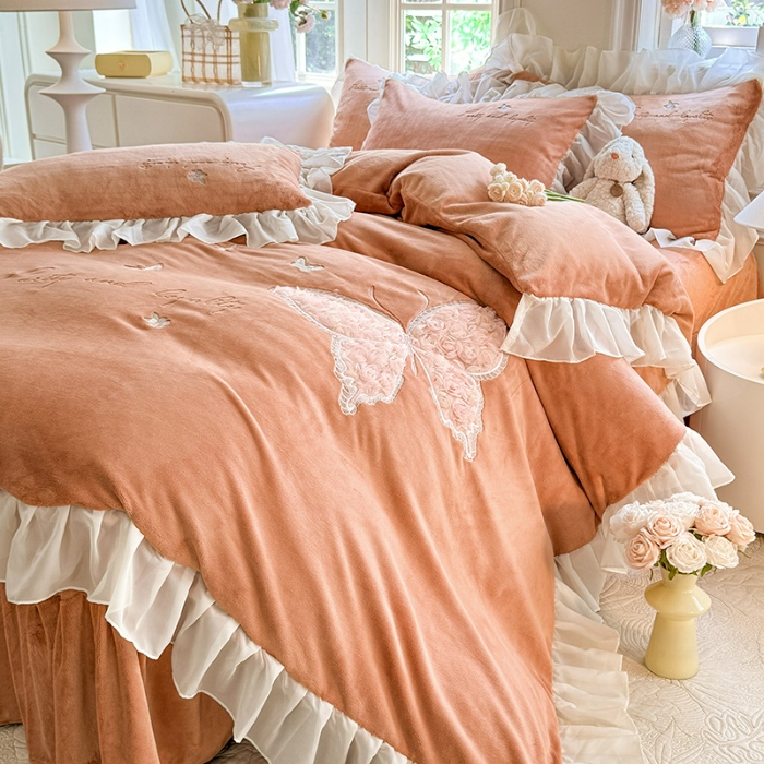 91家纺网 家纺一手货源 找家纺 2025秋冬新款230g法式公主粉少女心牛奶绒四件套法莱绒金貂绒兔兔绒牛奶绒床裙款四件套蝴蝶花床盖款四件套  蝶恋花—西柚红