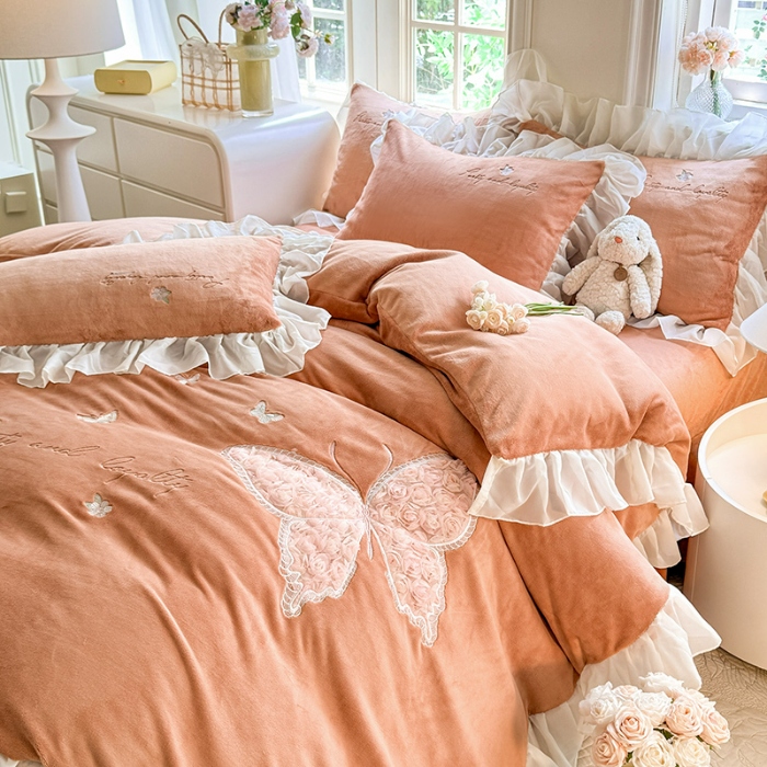 91家纺网 家纺一手货源 找家纺 2025秋冬新款230g法式公主粉少女心牛奶绒四件套法莱绒金貂绒兔兔绒牛奶绒床裙款四件套蝴蝶花床盖款四件套  蝶恋花—西柚红