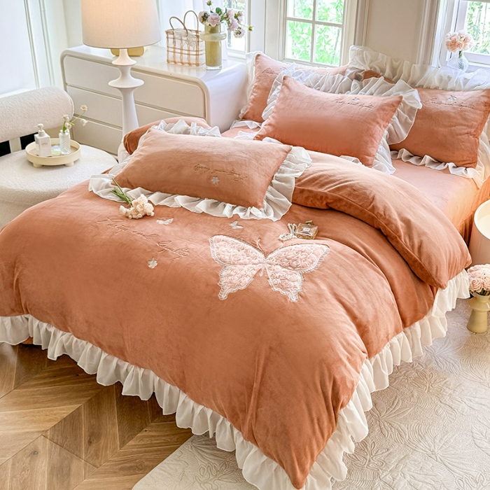 91家纺网 家纺一手货源 找家纺 2025秋冬新款230g法式公主粉少女心牛奶绒四件套法莱绒金貂绒兔兔绒牛奶绒床裙款四件套蝴蝶花床盖款四件套  蝶恋花—西柚红