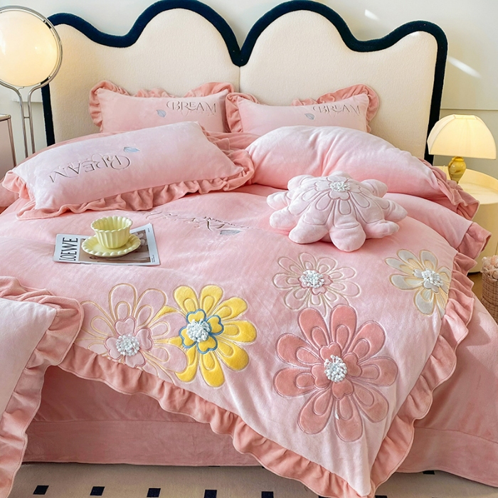 91家纺网 家纺一手货源 找家纺 9斤高端韩版少女心法式公主风贴布绣花牛奶绒四件套小清新绒兔毛绒法莱绒床盖被套丝绒兔毛绒法莱绒床盖被套 潘多拉-樱花粉 