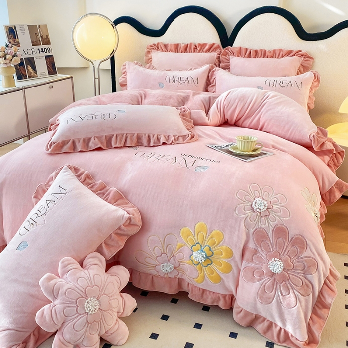 91家纺网 家纺一手货源 找家纺 9斤高端韩版少女心法式公主风贴布绣花牛奶绒四件套小清新绒兔毛绒法莱绒床盖被套丝绒兔毛绒法莱绒床盖被套 潘多拉-樱花粉 