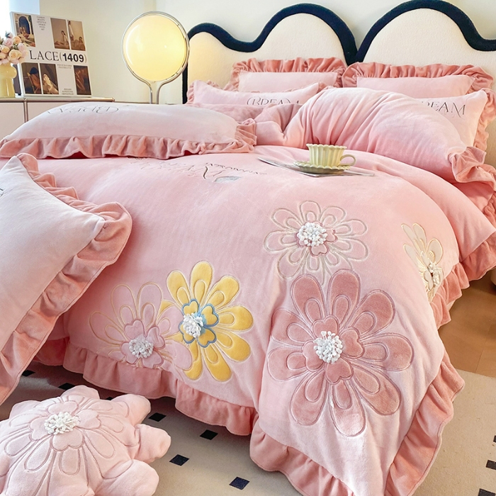 91家纺网 家纺一手货源 找家纺 9斤高端韩版少女心法式公主风贴布绣花牛奶绒四件套小清新绒兔毛绒法莱绒床盖被套丝绒兔毛绒法莱绒床盖被套 潘多拉-樱花粉 