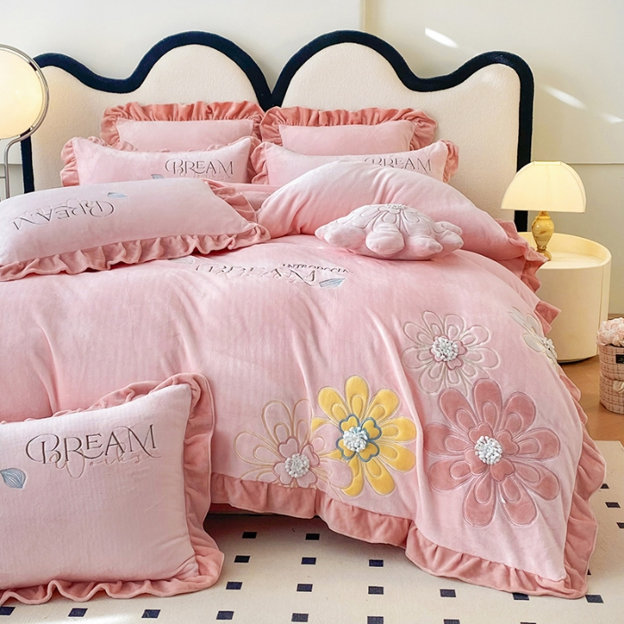 91家纺网 家纺一手货源 找家纺 9斤高端韩版少女心法式公主风贴布绣花牛奶绒四件套小清新绒兔毛绒法莱绒床盖被套丝绒兔毛绒法莱绒床盖被套 潘多拉-樱花粉 