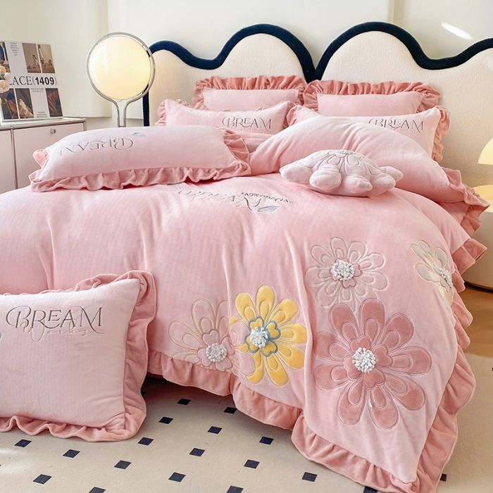 91家纺网 家纺一手货源 找家纺 9斤高端韩版少女心法式公主风贴布绣花牛奶绒四件套小清新绒兔毛绒法莱绒床盖被套丝绒兔毛绒法莱绒床盖被套 潘多拉-樱花粉 