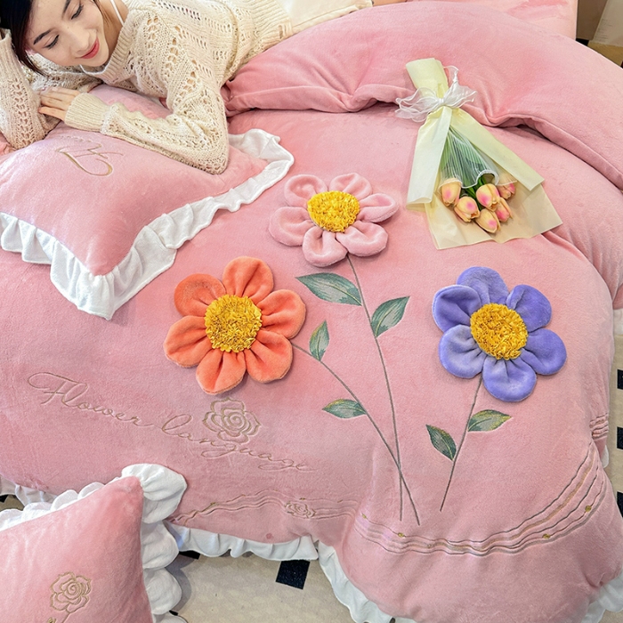 91家纺网 家纺一手货源 找家纺 9斤高端韩版少女心法式公主风贴布绣花牛奶绒四件套小清新绒兔毛绒法莱绒床盖被套丝绒兔毛绒法莱绒床盖被套 锦上添花-奶油粉 