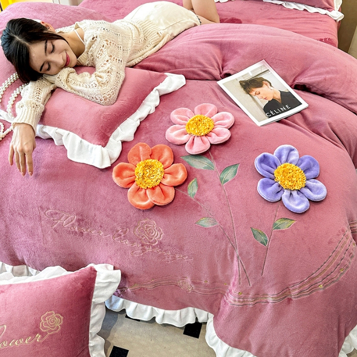 91家纺网 家纺一手货源 找家纺 9斤高端韩版少女心法式公主风贴布绣花牛奶绒四件套小清新绒兔毛绒法莱绒床盖被套丝绒兔毛绒法莱绒床盖被套 锦上添花-豆沙红