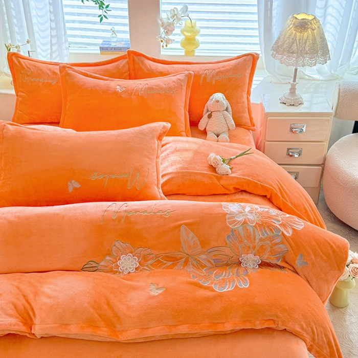 91家纺网 家纺一手货源 找家纺 漫布云2025大版花卉牛奶绒四件套小香风高克重加厚兔毛绒240g牛奶绒工艺款刺绣花四件套婴儿宝宝兔兔绒法莱金貂绒刺绣花四件套 梦露—艾玛橙  