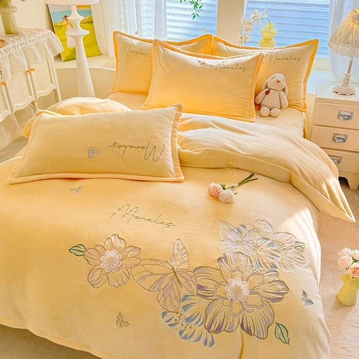 91家纺网 家纺一手货源 找家纺 漫布云2025大版花卉牛奶绒四件套小香风高克重加厚兔毛绒240g牛奶绒工艺款刺绣花四件套婴儿宝宝兔兔绒法莱金貂绒刺绣花四件套 梦露—嫩黄