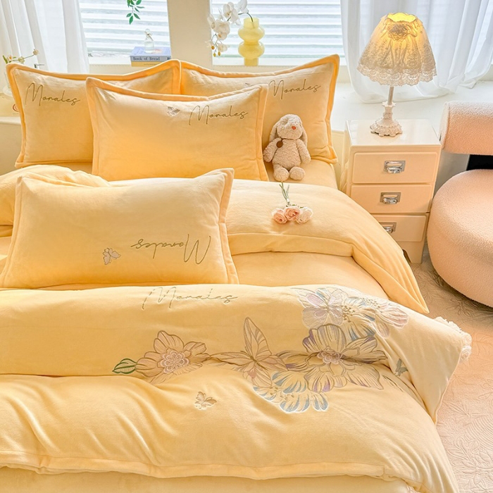 91家纺网 家纺一手货源 找家纺 漫布云2025大版花卉牛奶绒四件套小香风高克重加厚兔毛绒240g牛奶绒工艺款刺绣花四件套婴儿宝宝兔兔绒法莱金貂绒刺绣花四件套 梦露—嫩黄