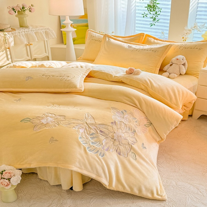 91家纺网 家纺一手货源 找家纺 漫布云2025大版花卉牛奶绒四件套小香风高克重加厚兔毛绒240g牛奶绒工艺款刺绣花四件套婴儿宝宝兔兔绒法莱金貂绒刺绣花四件套 梦露—嫩黄