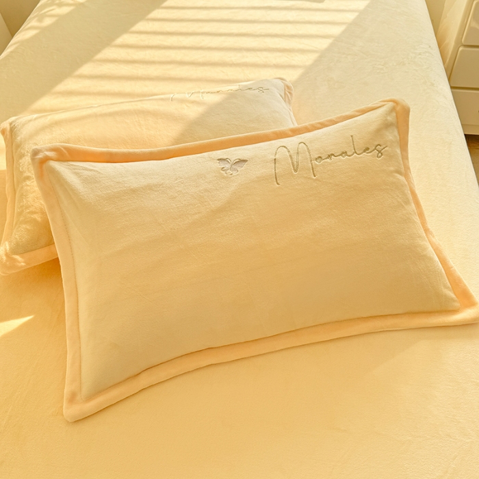 91家纺网 家纺一手货源 找家纺 漫布云2025大版花卉牛奶绒四件套小香风高克重加厚兔毛绒240g牛奶绒工艺款刺绣花四件套婴儿宝宝兔兔绒法莱金貂绒刺绣花四件套 梦露—嫩黄