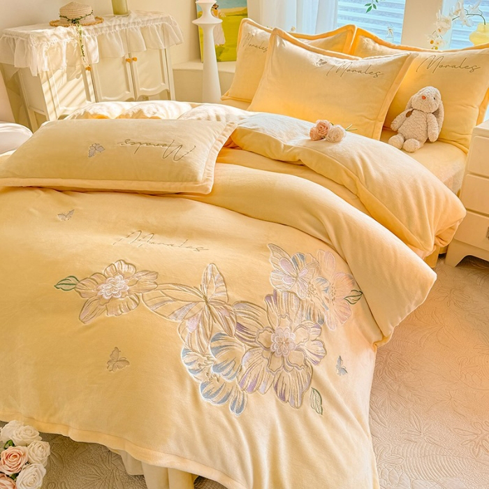 91家纺网 家纺一手货源 找家纺 漫布云2025大版花卉牛奶绒四件套小香风高克重加厚兔毛绒240g牛奶绒工艺款刺绣花四件套婴儿宝宝兔兔绒法莱金貂绒刺绣花四件套 梦露—嫩黄