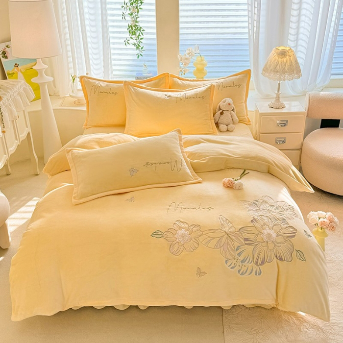 91家纺网 家纺一手货源 找家纺 漫布云2025大版花卉牛奶绒四件套小香风高克重加厚兔毛绒240g牛奶绒工艺款刺绣花四件套婴儿宝宝兔兔绒法莱金貂绒刺绣花四件套 梦露—嫩黄