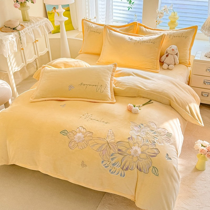 91家纺网 家纺一手货源 找家纺 漫布云2025大版花卉牛奶绒四件套小香风高克重加厚兔毛绒240g牛奶绒工艺款刺绣花四件套婴儿宝宝兔兔绒法莱金貂绒刺绣花四件套 梦露—嫩黄