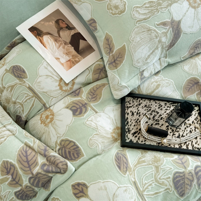 91家纺网 家纺一手货源 找家纺 （总）金喜 2024新款230克高克重牛奶绒雕花四件套优雅风牛奶绒套件-木槿系列