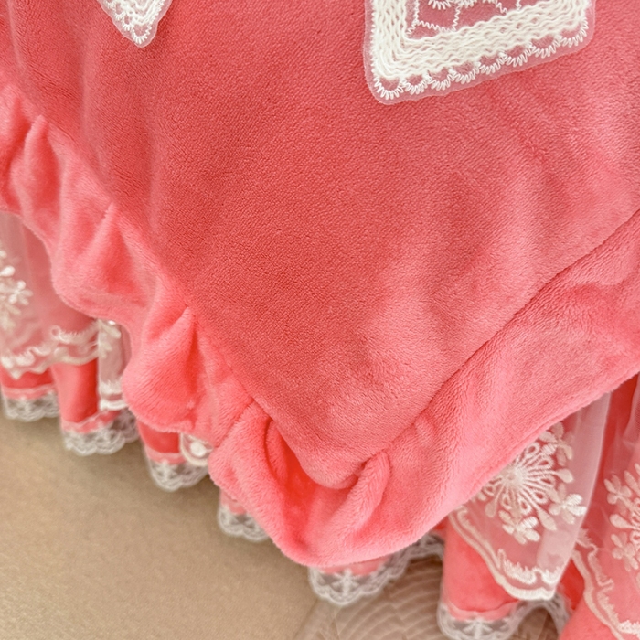91家纺网 家纺一手货源 找家纺 2025秋冬新款230g全消光牛奶绒床裙款四件套纯色蕾丝花边刺绣蕾丝床裙款床盖款法式蕾丝公主粉奶油风四件套 甜心—豆沙红 