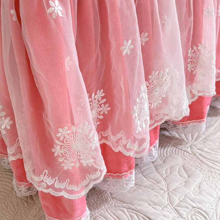 91家纺网 家纺一手货源 找家纺 2025秋冬新款230g全消光牛奶绒床裙款四件套纯色蕾丝花边刺绣蕾丝床裙款床盖款法式蕾丝公主粉奶油风四件套 甜心—豆沙红 