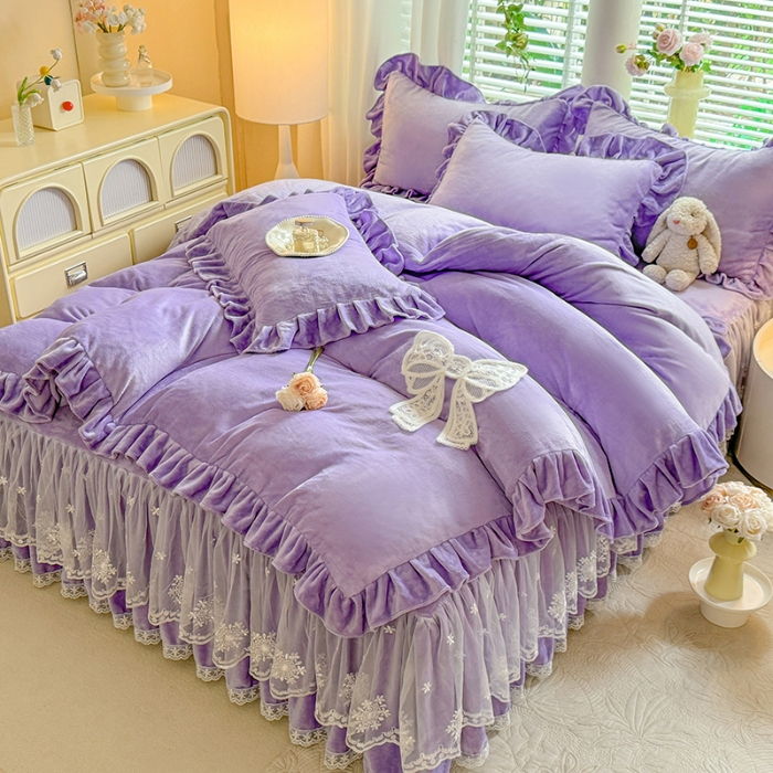 91家纺网 家纺一手货源 找家纺 2025秋冬新款230g全消光牛奶绒床裙款四件套纯色蕾丝花边刺绣蕾丝床裙款床盖款法式蕾丝公主粉奶油风四件套 甜心—梦幻紫 