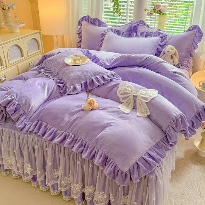 91家纺网 家纺一手货源 找家纺 2025秋冬新款230g全消光牛奶绒床裙款四件套纯色蕾丝花边刺绣蕾丝床裙款床盖款法式蕾丝公主粉奶油风四件套 甜心—梦幻紫 