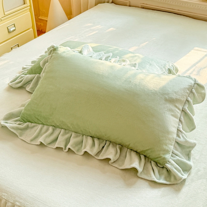 91家纺网 家纺一手货源 找家纺 2025秋冬新款230g全消光牛奶绒床裙款四件套纯色蕾丝花边刺绣蕾丝床裙款床盖款法式蕾丝公主粉奶油风四件套 甜心—新芽绿 