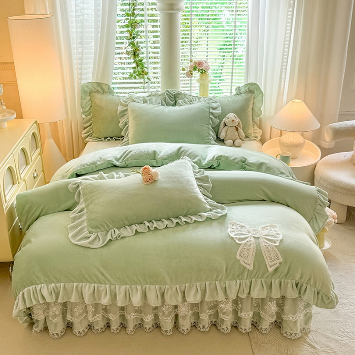 91家纺网 家纺一手货源 找家纺 2025秋冬新款230g全消光牛奶绒床裙款四件套纯色蕾丝花边刺绣蕾丝床裙款床盖款法式蕾丝公主粉奶油风四件套 甜心—新芽绿 