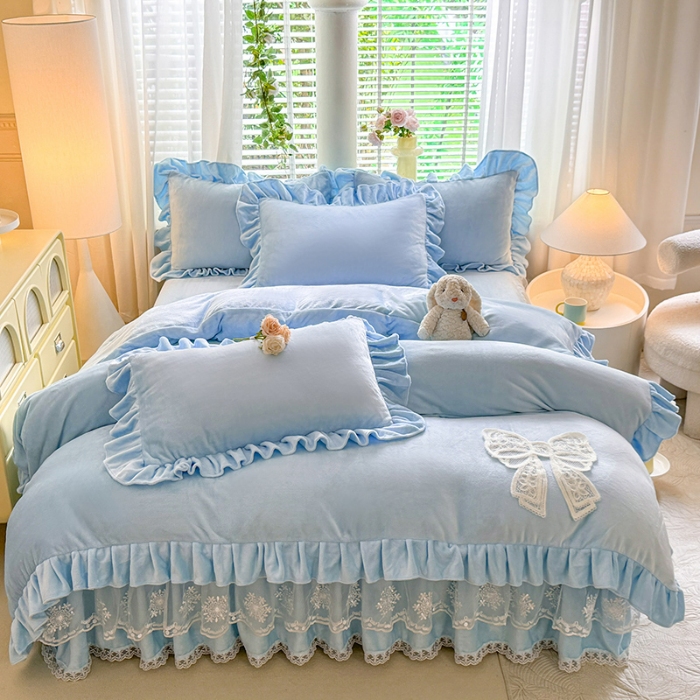 91家纺网 家纺一手货源 找家纺 2025秋冬新款230g全消光牛奶绒床裙款四件套纯色蕾丝花边刺绣蕾丝床裙款床盖款法式蕾丝公主粉奶油风四件套 甜心—婴儿蓝  