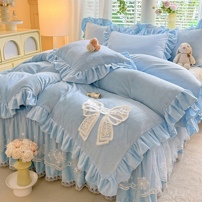91家纺网 家纺一手货源 找家纺 2025秋冬新款230g全消光牛奶绒床裙款四件套纯色蕾丝花边刺绣蕾丝床裙款床盖款法式蕾丝公主粉奶油风四件套 甜心—婴儿蓝  