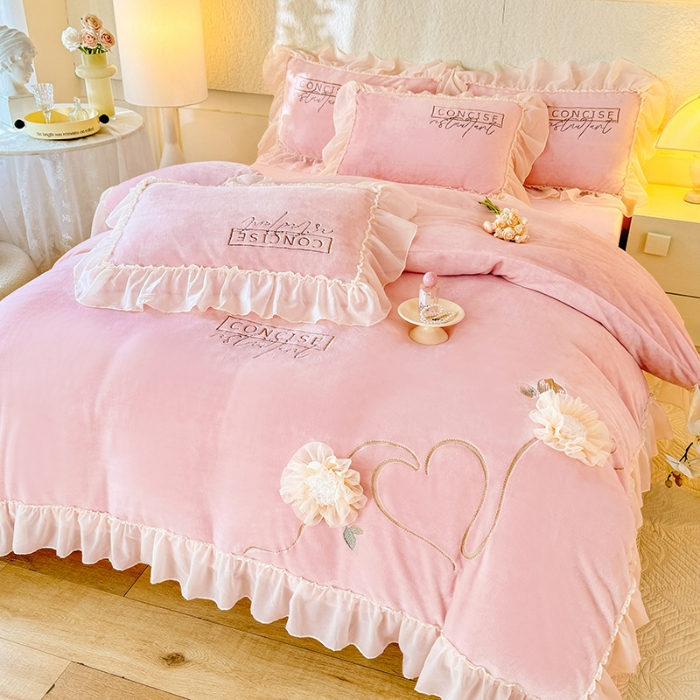 91家纺网 家纺一手货源 找家纺 苏米娜2024秋冬新款法式公主风少女心牛奶绒四件套立体贴布绣花绒蝴蝶刺绣床裙款四件套 伊甸园--樱花粉